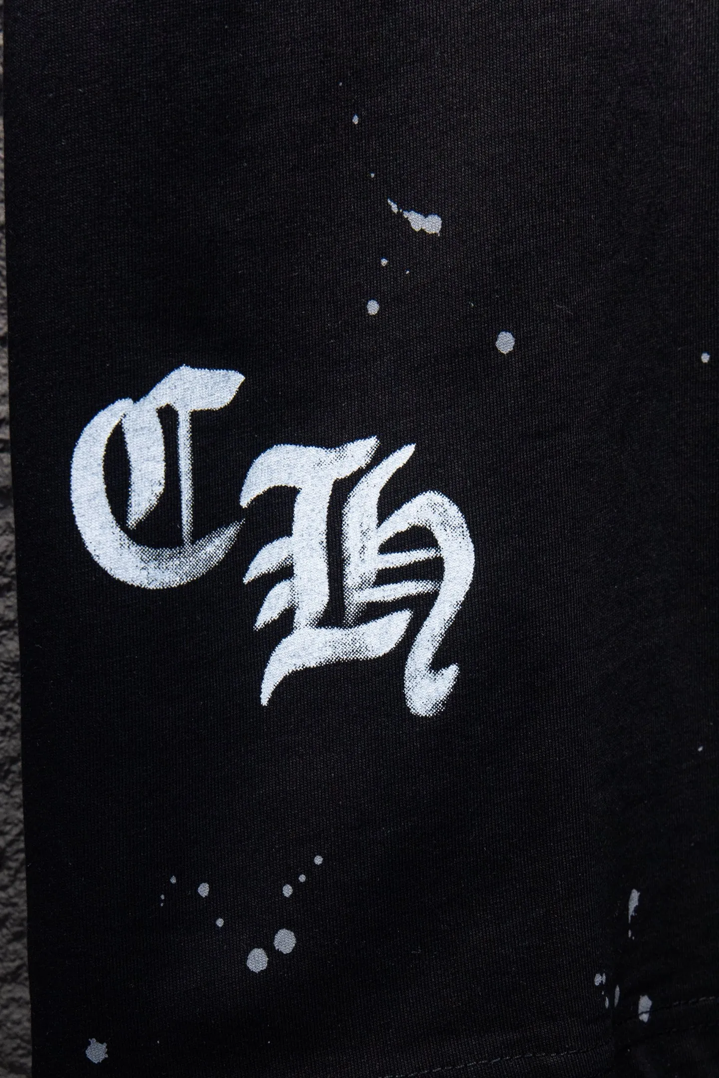 🅿️188 Style No.: 7250# Chrome hearts• 25ss ⚠YB custom-woven and custom-dyed fabric, color, printing, version and accessories. The fabric is woven by imported machines. The uniqueness of the cloth texture creates a perfect garment effect. The fabric is made of 260-gram clean cloth with 320-gram 1*1 rib. 4-color environmentally friendly custom-dyed fabric, threads in the same cylinder, no color difference.  Gradient graffiti on garments, hand-made graffiti technology on garments, the details of the collar, pockets, cuffs, and front and rear threads are clearly visible. The printing uses Japanese BROTHER white ink digital direct-injection garment printing. This model is a global limited edition. In order to present a product like a work of art, after a long period of repeated determination of details, a very high-standard garment is presented. The front chest is made of direct-injection printing environmentally friendly glue material, using a mechanized printing process. Mechanical printing has high precision, the positioning accuracy can reach ±0.02mm, and the quality is stable.   The body is treated with graffiti elements, which greatly increases the interest of the clothing; it has a unique visual effect. The special washing effect creates a unique aged effect.  Croix Heart Short Sleeve must be the first short-sleeved piece in spring and summer that blurs the boundaries of unisex style. It has a classic dropped shoulder oversize version and a loose and casual upper body.  Color: Black White Size: S M L XL